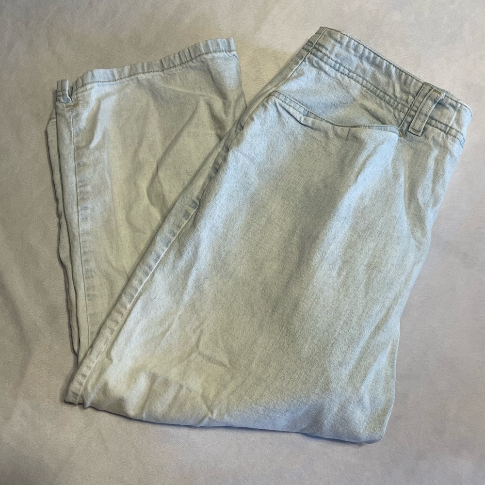 3/$15 Gloria Vanderbilt women’s size 12 petite light wash denim capris - Picture 5 of 8
